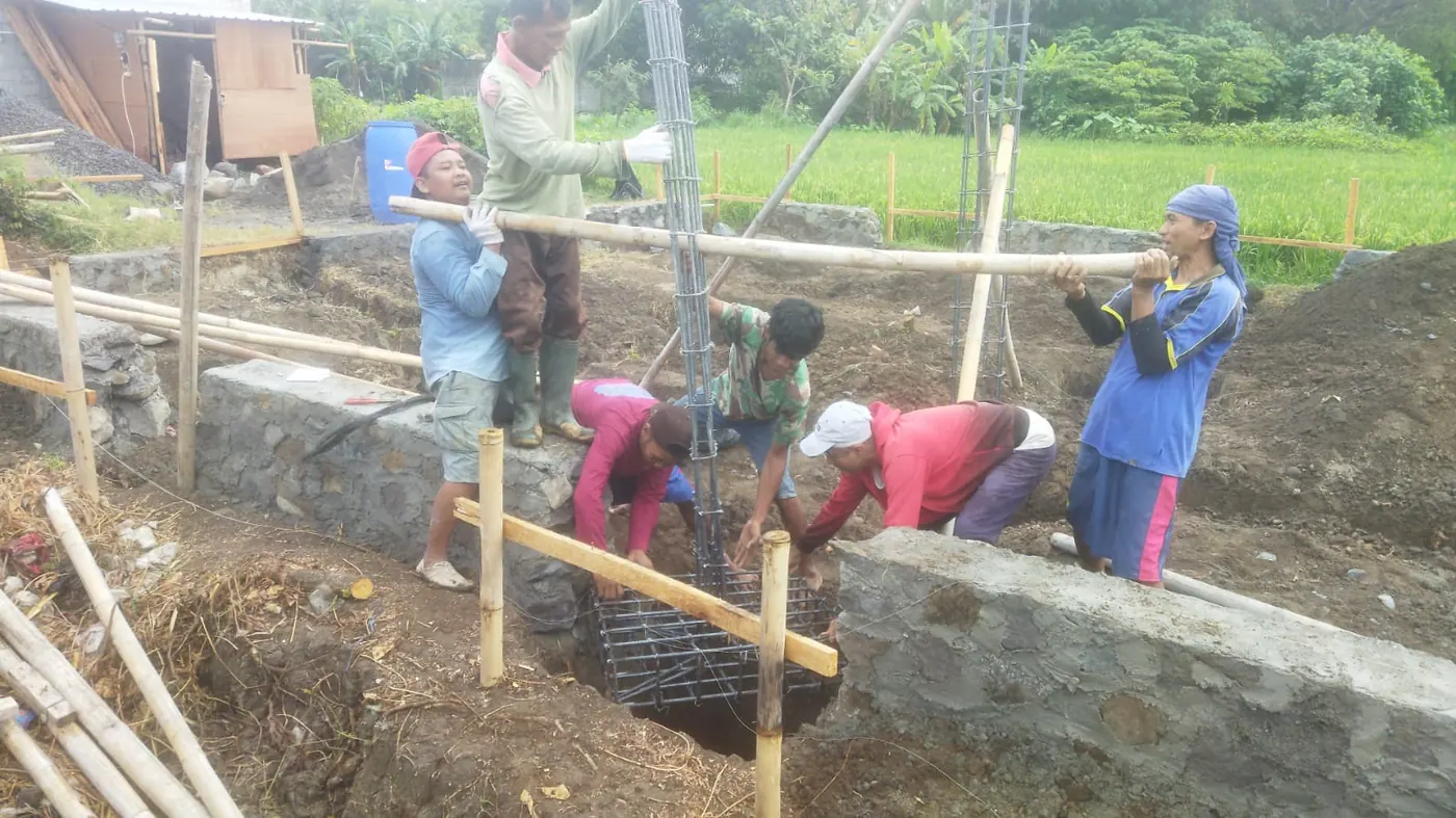 Pekerjaan pondasi proyek Karya Sentosa